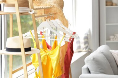 Mayo ve yazlık şapkalarla oturma odasının penceresinin yanına dizilin.