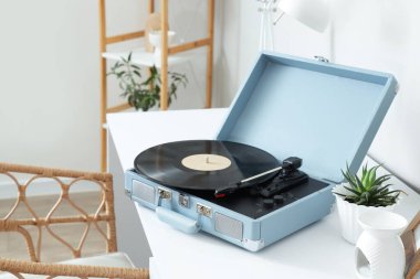 Plak çalar ve bitki oturma odasında, yakın plan.