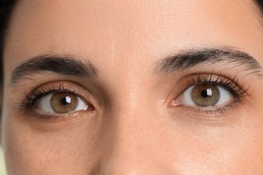 Kahverengi gözlü güzel kadın, yakın plan.