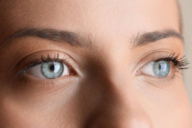 Güzel mavi gözlü genç kadın, yakın plan.