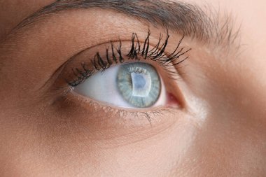 Güzel mavi gözlü genç kadın, yakın plan.