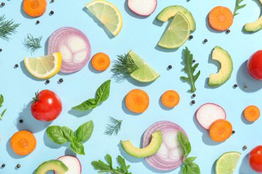 Fesleğen yapraklı, roka ve narenciye arkaplanda farklı taze sebzeler.