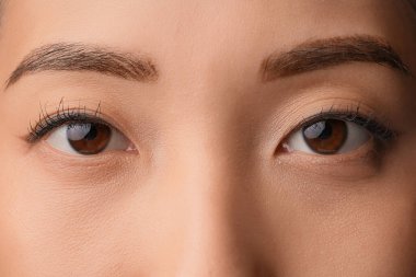 Kahverengi gözlü Asyalı kadın, yakın plan.
