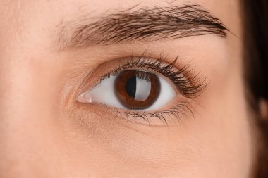 Kahverengi gözlü genç kadın, yakın plan.