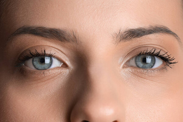 Молодая женщина с красивыми голубыми глазами, крупным планом