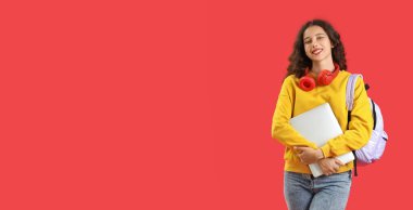 Kırmızı arkaplanda dizüstü bilgisayarı olan ve metin için yeri olan kız öğrenci