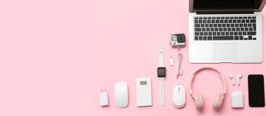 Pembe zemin üzerinde metin için alanı olan modern aygıtlar ve aygıtlar kümesi