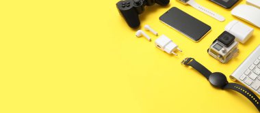 Sarı arkaplanda metin için alanı olan modern aygıtlar ve aygıtlar kümesi