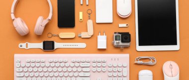 Renk arkaplan üzerinde çeşitli modern aygıtlara sahip kompozisyon