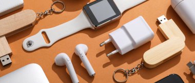 Renkli arka planda çeşitli modern aygıtlara sahip kompozisyon