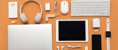 Renkli arka planda çeşitli modern aygıtlara sahip kompozisyon