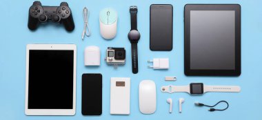 Mavi arkaplandaki modern aygıtlar kümesi, üst görünüm