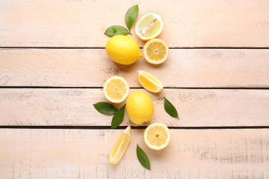 Beyaz ahşap arka planda taze limonlar