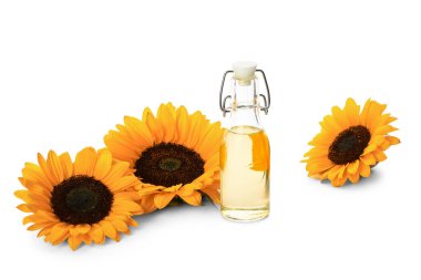 beyaz zemin üzerine ayçiçek yağı şişe