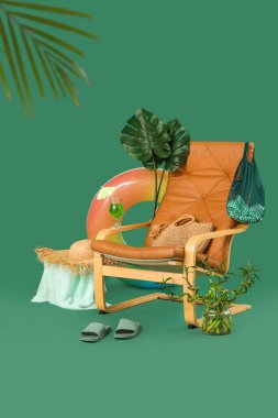 Plaj aksesuarlı sandalye, palmiye yaprakları ve arka planda bambu dalları