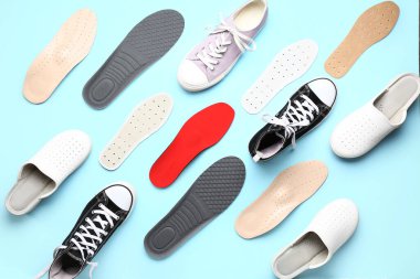 Renkli arka planda farklı ortopedik taban ve ayakkabılara sahip kompozisyon