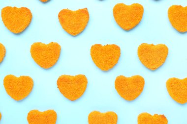 Turkuaz arka planda kalp şeklinde leziz külçeler. Sevgililer Günü kutlaması