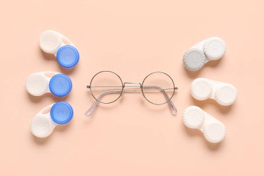 Bej arka plandaki kontak lensler için konteynırlı gözlüklü şık gözlük