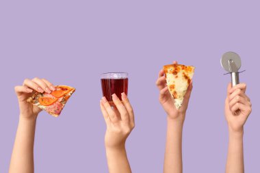 Lezzetli pizza dilimleri, pizza kesicisi ve leylak arkaplanda bir fincan kola tutan bir sürü el.