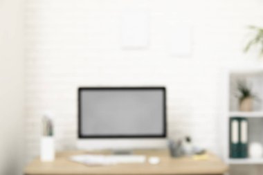 Modern bilgisayar, kırtasiye ve klavye ile modern ofis, bulanık görünüm