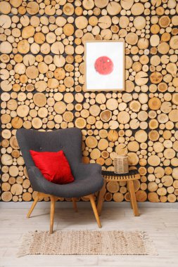 Koltuk, masa ve odasındaki tahta duvarda Japon bayrağı resmi.