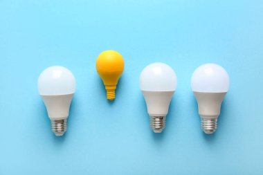 Mavi arkaplanda sarı ve beyaz ampuller