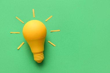 Yeşil arkaplanda sarı ampul