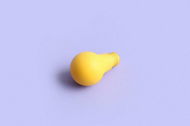 Leylak arkaplanda sarı ampul