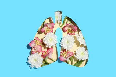 Bej arka planda çiçekli akciğer şeklinde mavi kağıt kes
