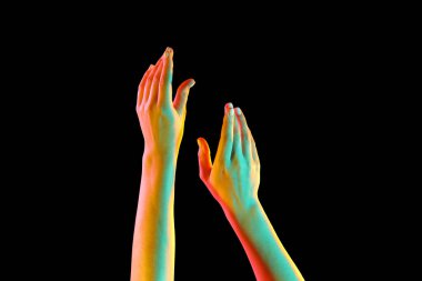 Koyu arkaplanda tonlanmış kadın elleri