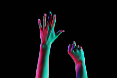 Koyu arkaplanda tonlanmış kadın elleri