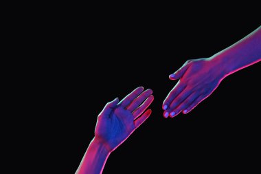 Koyu arkaplanda tonlanmış kadın elleri