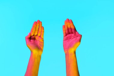 Mavi arka planda tonlanmış kadın elleri