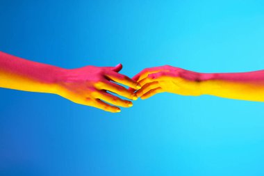 Mavi arka planda tonlanmış kadın elleri