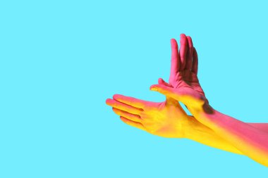 Mavi arka planda tonlanmış kadın elleri