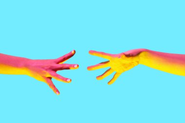 Mavi arka planda tonlanmış kadın elleri