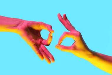 Ton halinde kadın elleri mavi arka planda iyi görünüyor.