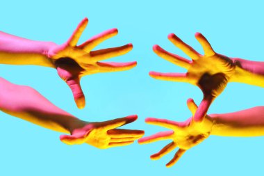 Mavi arka planda tonlanmış kadın elleri