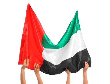 Beyaz arkaplanda BAE bayrağı olan kadın eller