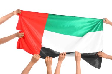 Beyaz arkaplanda BAE bayrağı olan birçok el