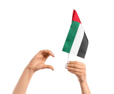 BAE bayrağı taşıyan kadın eller beyaz arka planda kalp hareketi yapıyor