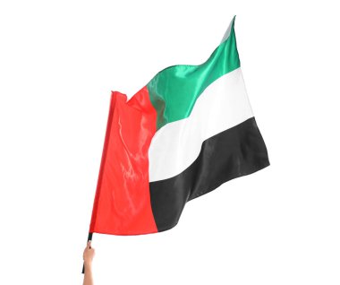 Beyaz arkaplanda BAE bayrağı sallayan bir kadın el.