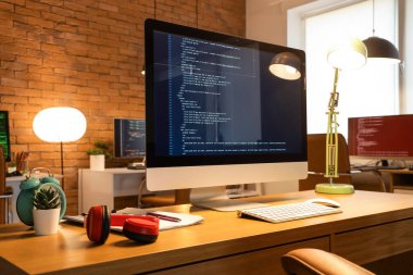 Ofiste bilgisayar ve parlayan lambalar olan programcı masası