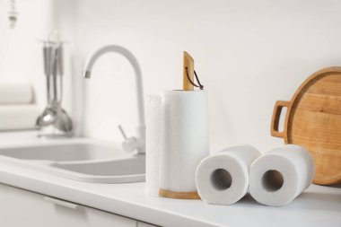Mutfakta lavabonun yanında kağıt havlu ruloları.