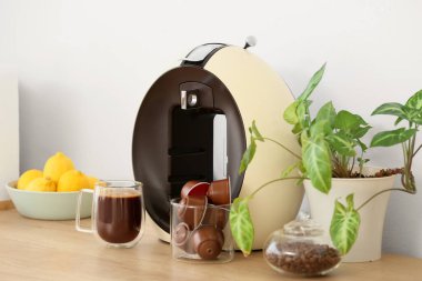 Mutfakta kapsüllü ve fasulyeli modern kahve makinesi.