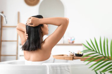 Güzel genç bayan evde banyo yapıyor.