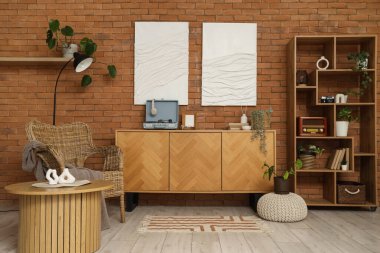 Klozette, koltukta ve raf ünitesinde kayıt çaları olan oturma odasının içi