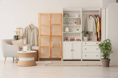 Dolabı, koltuğu ve masası olan bir soyunma odası.