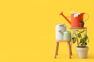 Sarı arka planda bitki ve bahçe malzemeleri olan dışkılar.