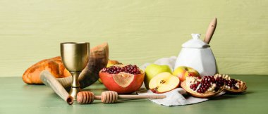 Rosh hashanah (Yahudi Yeni Yılı) için rengarenk ahşap arka planda kompozisyon